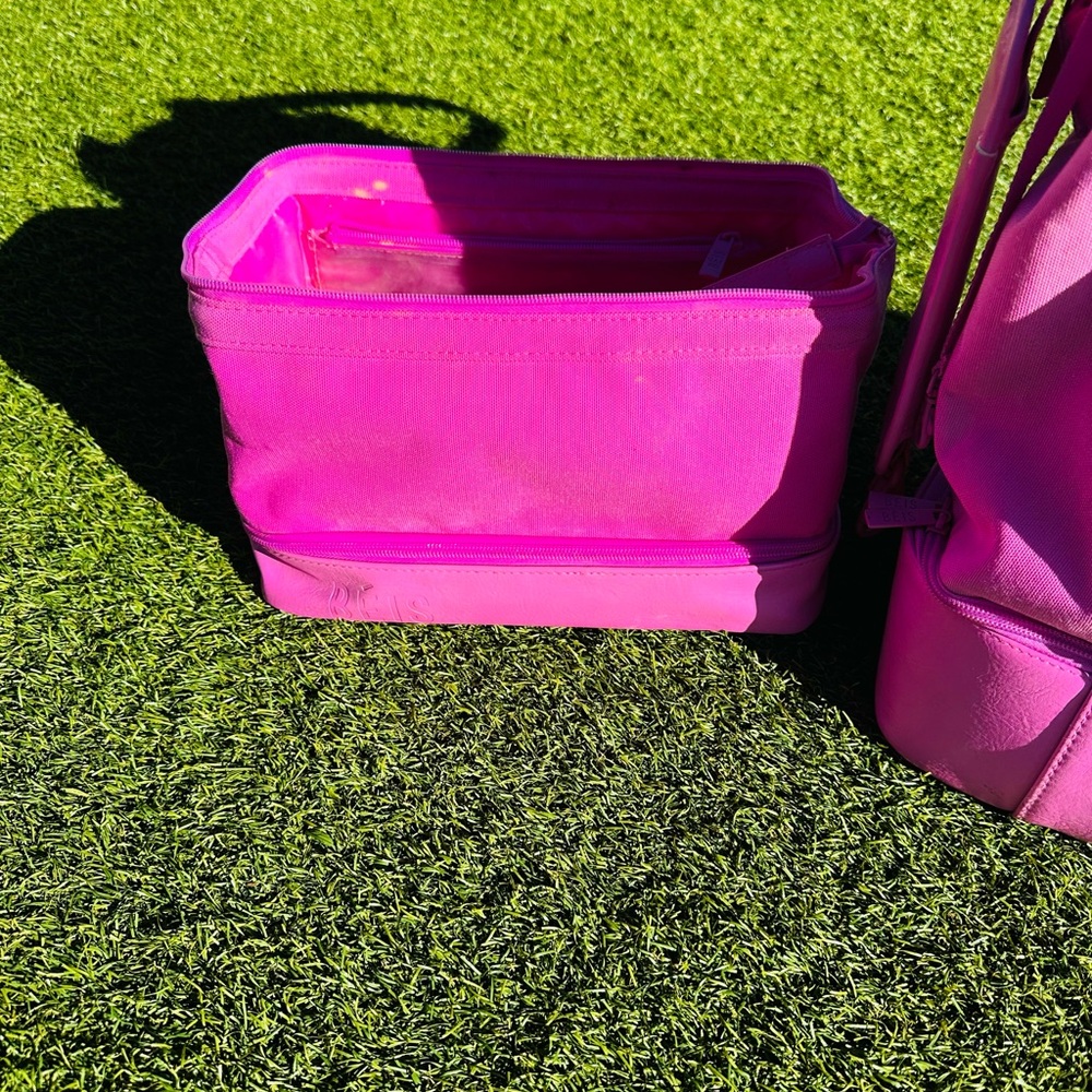 Beis Dopp kit in BERRY COLOR